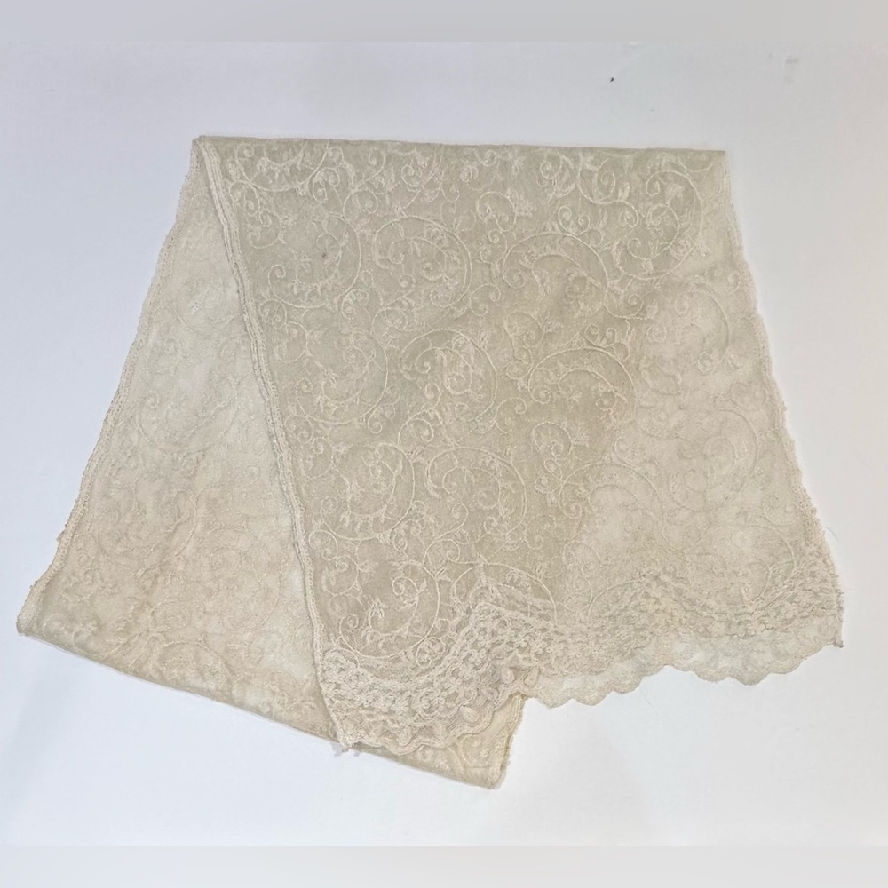 🌟HP🌟VTG 1970s-80s Ivory Victorian Revival Lace Table Runner or  Dresser Scarf